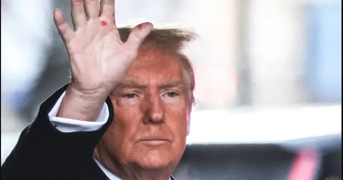 Tramp Putinlə görüşmək üçün Alyaskaya uçur