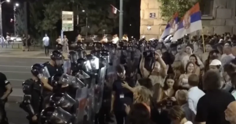 Serbiyada etirazçılar hakim partiyanın ofisini dağıdıblar VİDEO