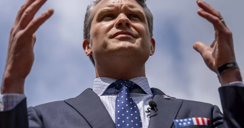 Pentaqon rəhbəri Alyaskaya Prezident Trampdan ayrı getdi