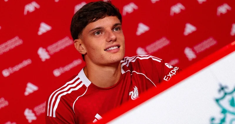 Liverpul 18 yaşlı müdafiəçinin keçidini rəsmiləşdirib