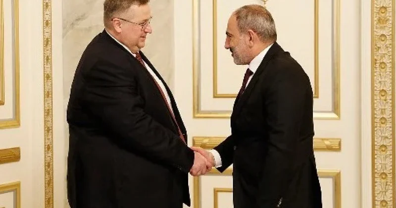 Вице премьер России летит к Пашиняну
