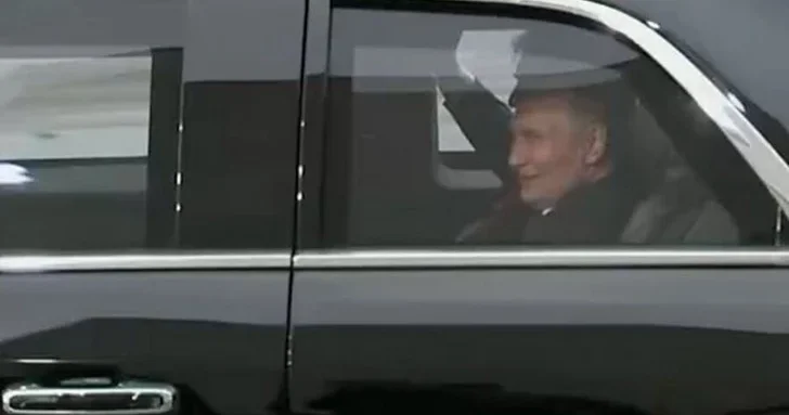 WSJ: Путин нарушил традицию и пересел в лимузин Трампа по его просьбе
