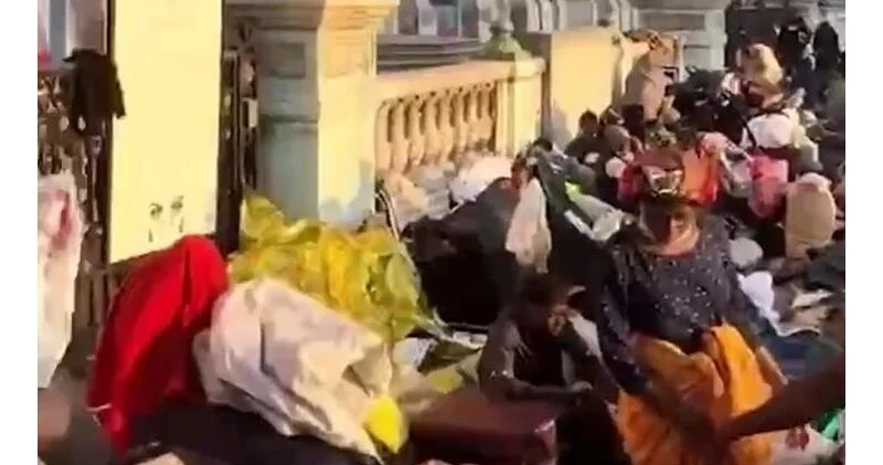 Лагерь мигрантов у мэрии Парижа ВИДЕО