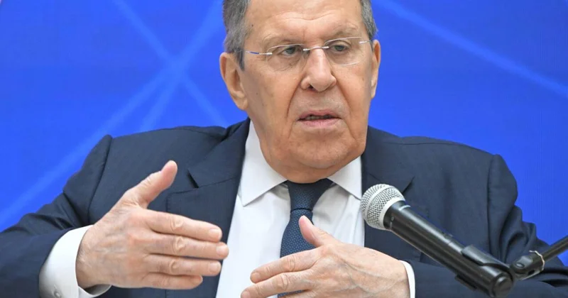 Putindən əvvəl Alyaskaya gedən Lavrovun geyimi diqqət çəkdi Görün paltarında nə yazılıb VİDEO