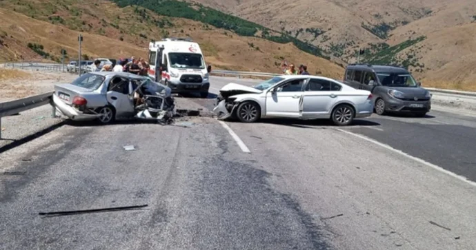 İki minik avtomobili toqquşdu 3 ölü, 6 yaralı
