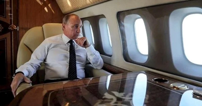 Putinin təyyarəsi eniş etdi Yenilənib