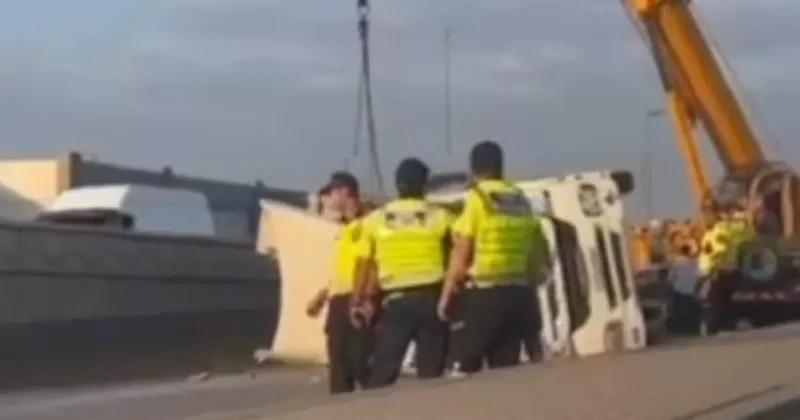 На оживлённой бакинской дороге перевернулся грузовик ВИДЕО