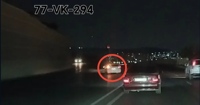 Sürücü qaranlıqda kameradan yayınıb qoşa xəttin tələbini pozdu VİDEO
