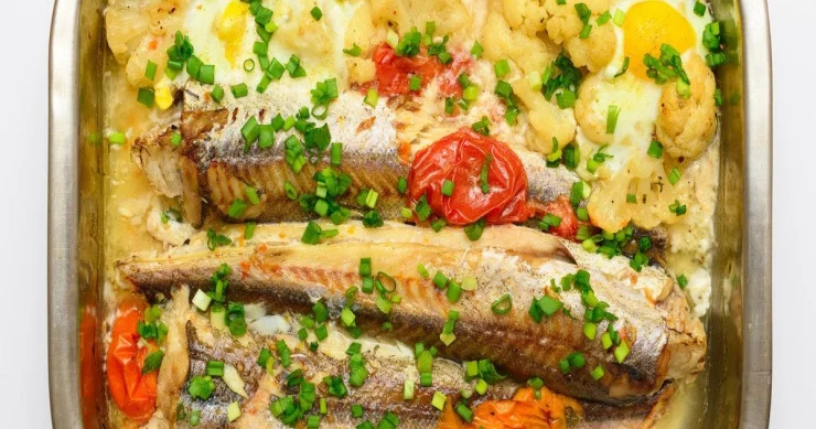 Gül kələmi, pendir və pomidorla sobada bişmiş balıq RESEPTİ