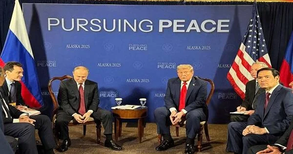 Putinlə Trampın görüşündə xaos... Video