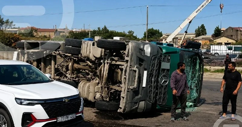 Bakıda TIR aşdı: Dizel yola dağıldı VİDEO
