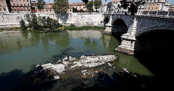 Tibr çayı azaldı, 2 min il əvvəlin körpüsü üzə çıxdı Foto