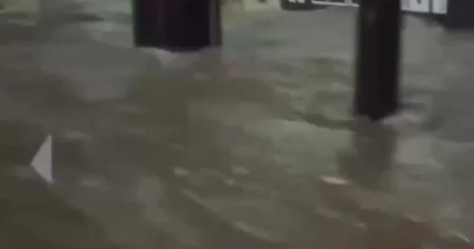 Сильные дожди привели к подтоплениям и оползню в Тбилиси ВИДЕО