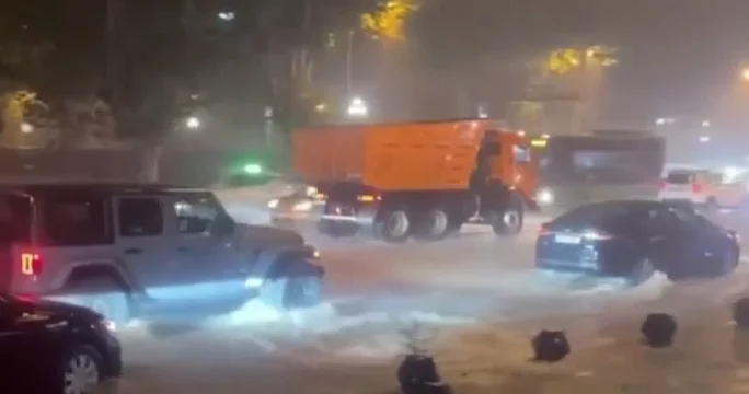 Сильный дождь затопил две станции метро в Тбилиси