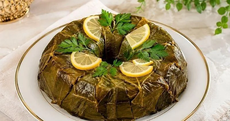 Keks qəlibində yarpaq dolması resepti