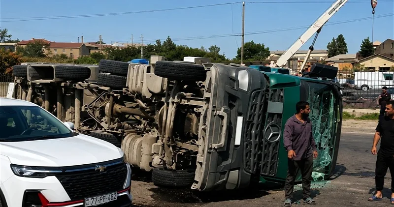 В Баку опрокинулась фура: дизельное топливо разлилось на дорогу ВИДЕО