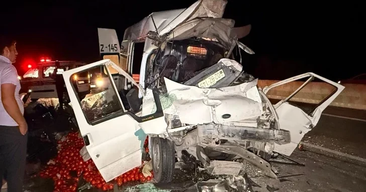 В Уджаре столкнулись два грузовика: погибли два человека
