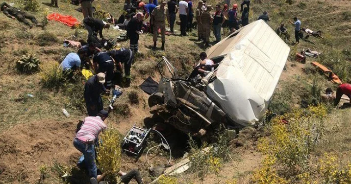 Nişana gedənləri daşıyan mikroavtobus AŞDI: 7 ölü, 9 yaralı var