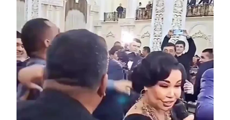 Türkmənistanda toyda müğənniyə hərəkət onu əsəbləşdirdi (Video)