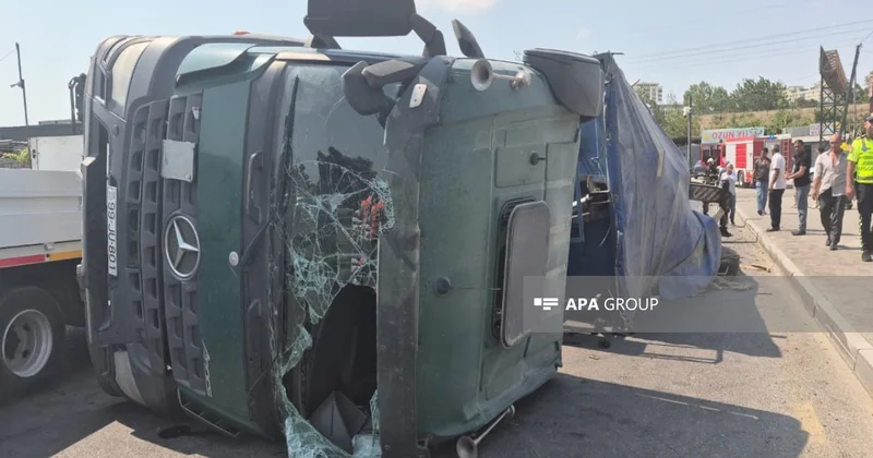 Bakıda yük avtomobili aşıb