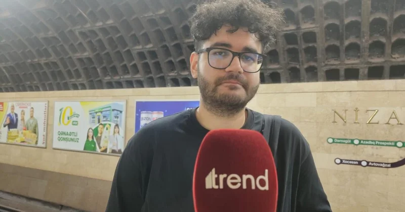 Metro əməkdaşları və könüllülər hər yerdə kömək edirlər sərnişin