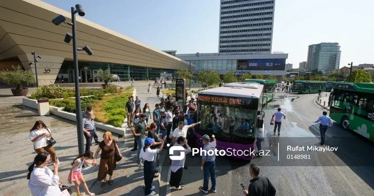 Пассажиры пересаживаются на автобусы: что происходит у 28 Мая ?