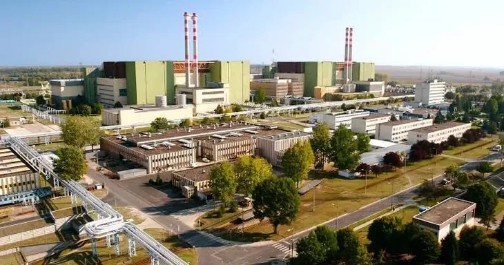 В Венгрии затопят две баржи в Дунае ради спасения АЭС Пакш