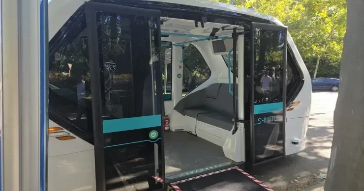 İlk sürücüsüz elektrik avtobusu sınaqdan keçirildi FOTO