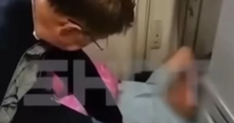 Rusiyalı nazir təyyarədə halı pisləşən kişini xilas etdi Video