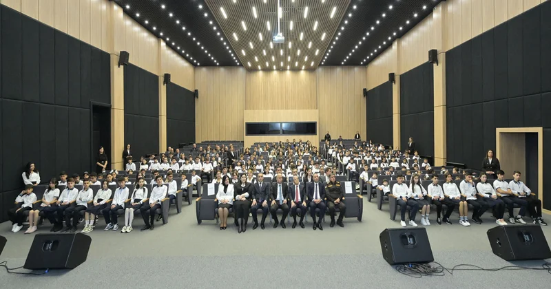 Emin Əmrullayev Şuşadakı 1 nömrəli məktəbdə Bilik Günündə iştirak edib