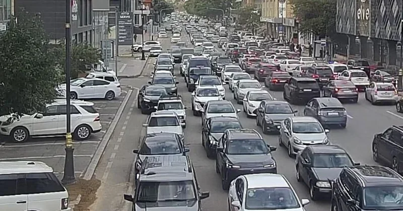 Bakı yollarında nəqliyyatın sıxlığı müşahidə olunur SİYAHI