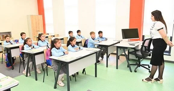 Birinci siniflərdə azalma davam edir: Təhsil sistemində yeni reallıq