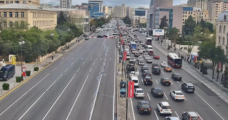 В первый учебный день Баку парализовали заторы, дорожная полиция обратилась к водителям Minval Politika