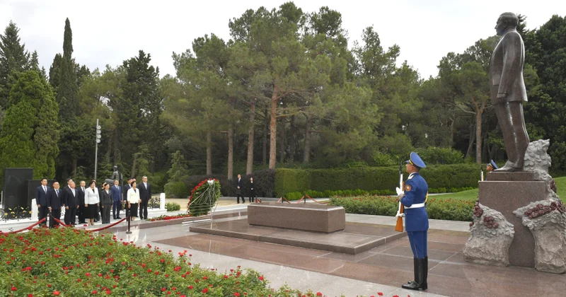 Çin nümayəndə heyəti Ulu Öndərin məzarını və Şəhidlər xiyabanını ziyarət edib