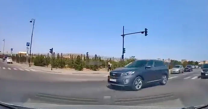 Qırmızıda yolayrıcına girən sürücü qəza törətməkdən son anda xilas oldu REAL VİDEO