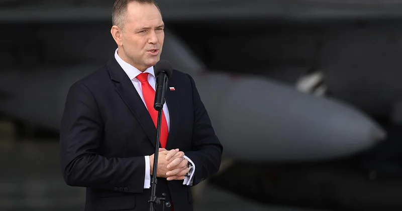 Сикорский призвал рассмотреть создание бесполетной зоны над Украиной