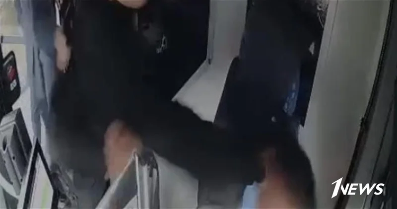 В Баку пассажир избил водителя автобуса ВИДЕО