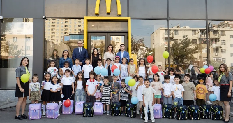 “McDonald’s Azərbaycan” şəhid ailələrindən olan birinci sinif şagirdlərini məktəb ləvazimatları ilə təmin etdi FOTO