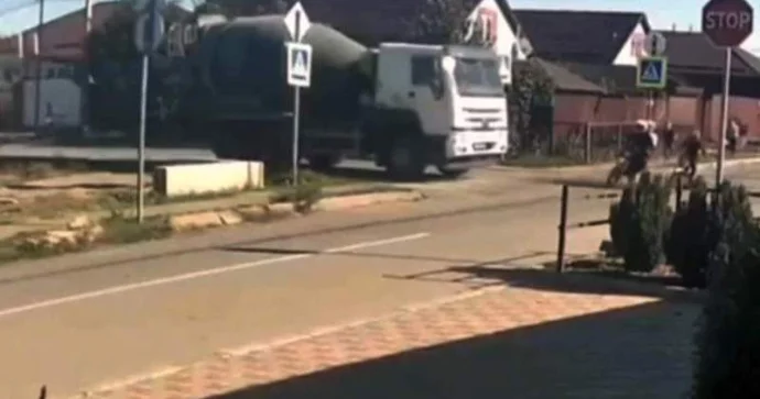 “Stop” nişanına məhəl qoymayanlar qəzaya düşdü; ölən var VİDEO