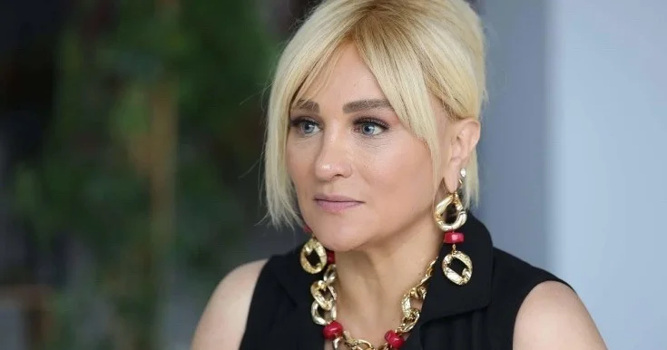 Maştağada uşaqlar gölməçədən keçib, dərsə gedirlər