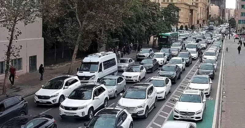 Бакинскую велодорожку превратили в автомобильную полосу ФОТОФАКТ