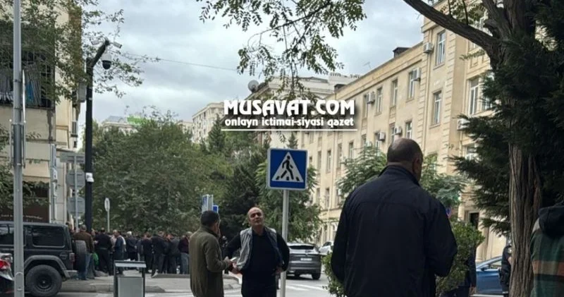 TIR sürücüləri etiraz edir AYNA nın qarşısına toplaşıblar