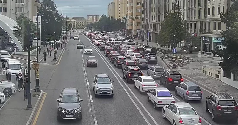 На дорогах Баку введен режим “зеленой волны”