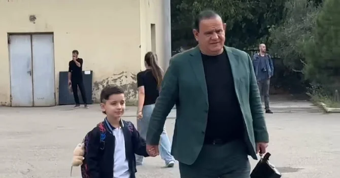 Azərbaycanlı məşhur övladını birinci sinifə yola saldı