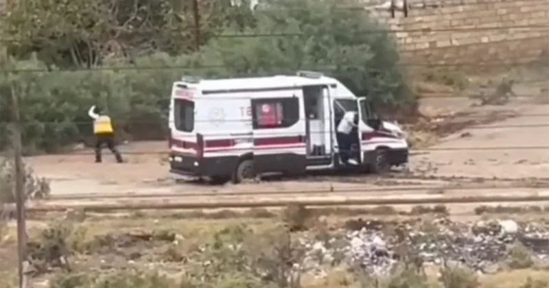 Bakıda təcili yardım maşını palçıqda batdı Həkim çağırışa piyada getdi VİDEO