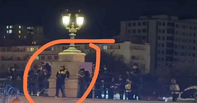 Polis körpüdən özünü atmaq istəyən şəxsi xilas etdi FOTO