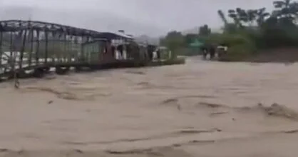 Сильнейшие дожди вызвали наводнения в индийском штате ВИДЕО