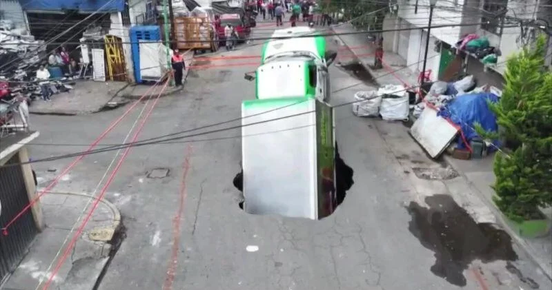 В Мехико грузовик провалился под землю ВИДЕО