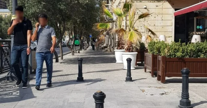 Prospektdə restoranın səkiyə qoyduğu dipçəklər piyadalara mane olur FOTO
