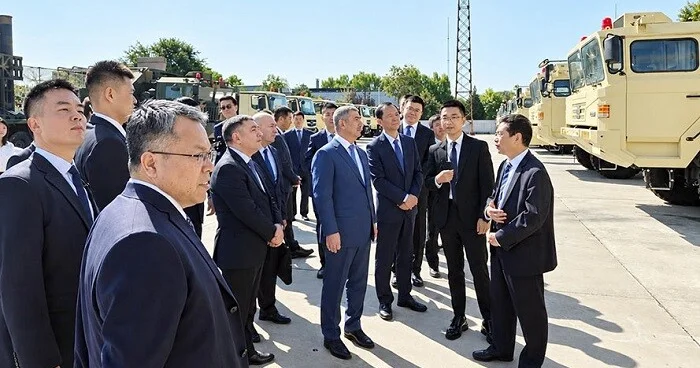 Zakir Həsənov Çində hərbi texnikalara baxdı Foto